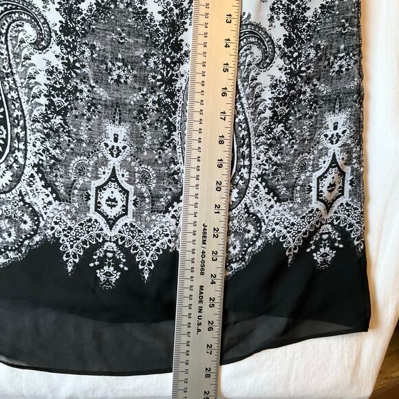 Roz & Ali Women Blouse size S Sleeveless CrewNeck Lightweight Floral Black White - Picture 3 of 7